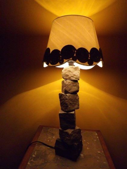 Lampada con sassi